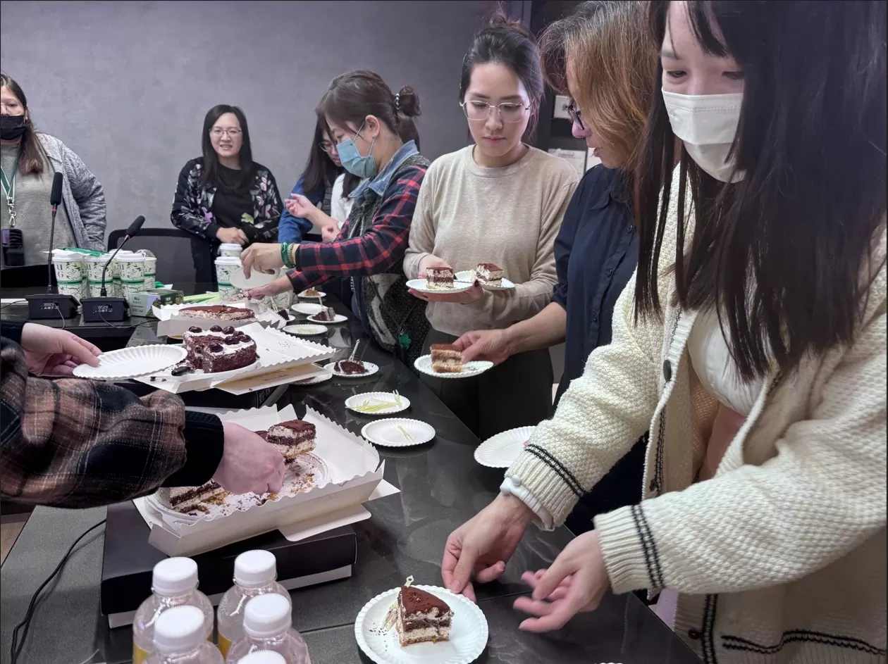 📢春虹建設 11-12月員工慶生會 甜蜜時刻相聚 歲末溫暖同行🎂🎉 📢春虹建設 11-12月員工慶生會 甜蜜時刻相聚 歲末溫暖同行🎂🎉