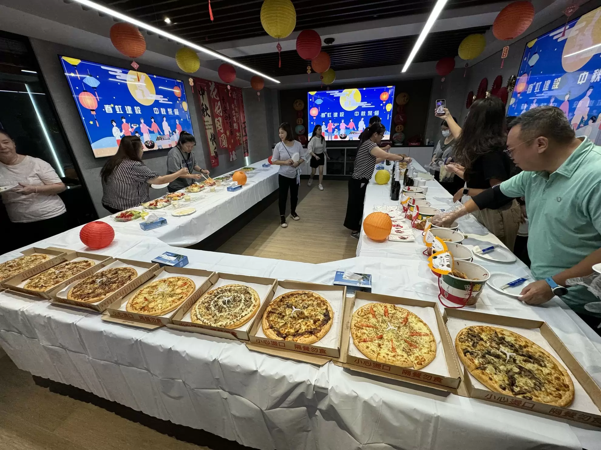 春虹建設中秋佳節聚餐,讓員工共享歡樂時光,溫情滿溢! 春虹建設中秋佳節聚餐,讓員工共享歡樂時光,溫情滿溢!